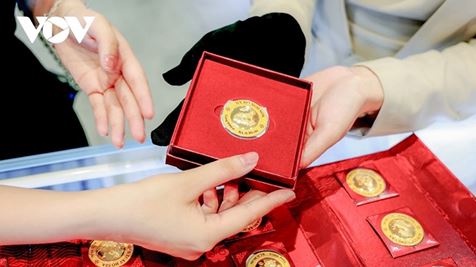Giá vàng hôm nay 26/2: Ngày Vía Thần Tài, giá vàng giảm còn 185 triệu đồng/lượng