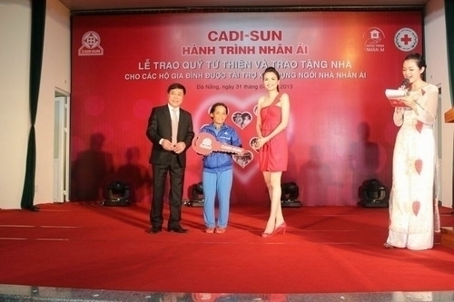 Hoa hậu Diễm Hương đẹp rạng ngời trong lễ trao nhà từ thiện tại Đà Nẵng