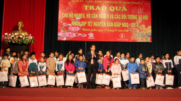 Tết Giáp Ngọ: CADI-SUN trao quà tết cho người nghèo quận Thanh Xuân