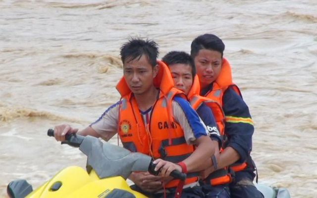 Huy động lực lượng “khổng lồ” tìm kiếm 12 người mất tích do mưa lũ - 5 Huy động lực lượng “khổng lồ” tìm kiếm 12 người mất tích do mưa lũ - 5