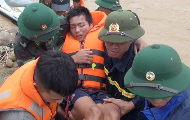 Huy động lực lượng “khổng lồ” tìm kiếm 12 người mất tích do mưa lũ - 7 Huy động lực lượng “khổng lồ” tìm kiếm 12 người mất tích do mưa lũ - 7