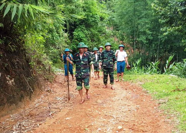 Huy động lực lượng “khổng lồ” tìm kiếm 12 người mất tích do mưa lũ - 3 Huy động lực lượng “khổng lồ” tìm kiếm 12 người mất tích do mưa lũ - 3