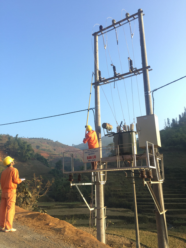 
Cán bộ, nhân viên EVNNPC kéo điện tới những thôn, bản cuối cùng của Sơn La đến nay vẫn chưa có điện.
