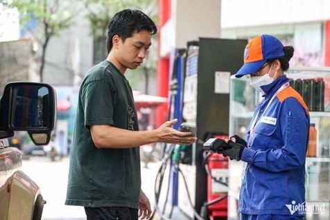 Giá xăng dầu hôm nay 19/6: Dầu thế giới trái chiều, trong nước giảm mạnh