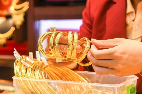 Giá vàng hôm nay 24/4: Giảm mạnh, mất ngưỡng 4.700 USD/ounce