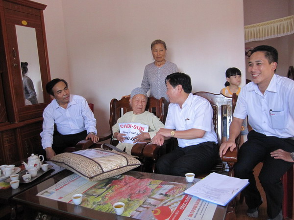 CADI-SUN tặng quà cho các gia đình chính sách nhân ngày thương binh liệt sỹ 27/7/2017